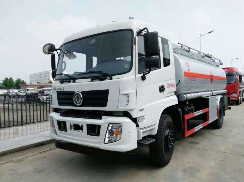 國(guó)五東風(fēng)新款后八輪運(yùn)油車(chē)