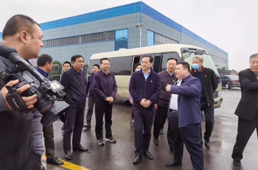 陪同錢遠坤書記調研視察的有分管工業的副市長吳超明、曾都區區委書記張健，以及市區直屬部門的相關領導